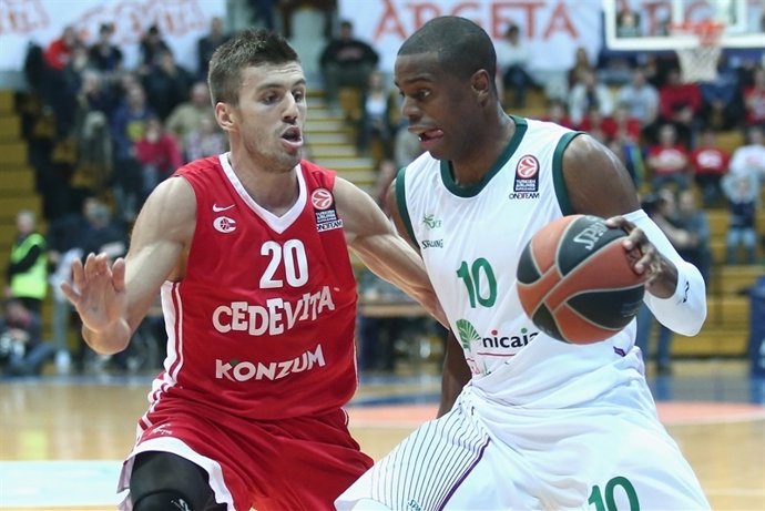Will Thomas dirige el balón ante un rival del Cedevita