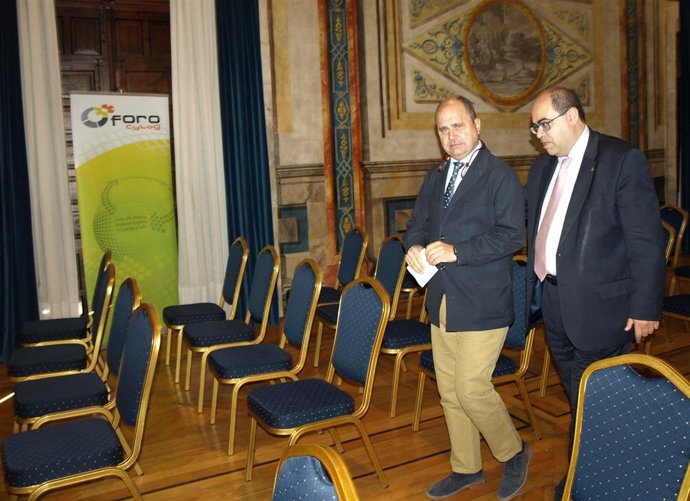 El director general de Transportes de la Junta, Ignacio Santos (izquierda), junt