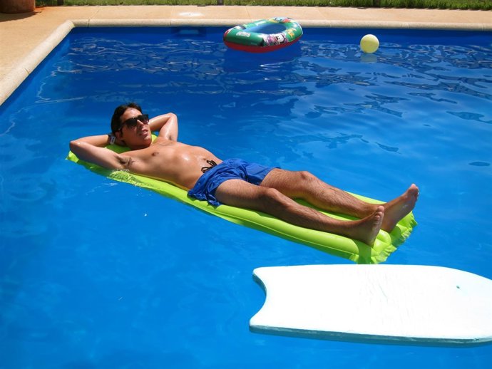 Joven en la piscina