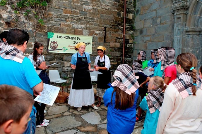 Niños participando en una de las actividades en el Monasterio de San Victorián