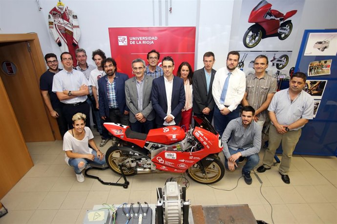 Los responsables de la UR, con el equipo Motostudent