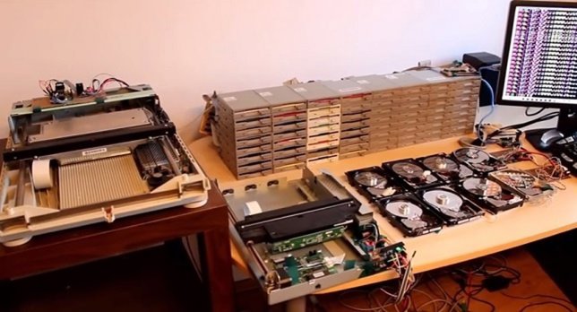 Floppotron interprtea la Marcha Imperial con disquetes, discos duros y scanners