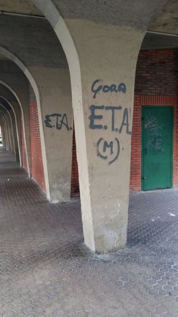 Pintadas de 'Gora ETA' en santutxu