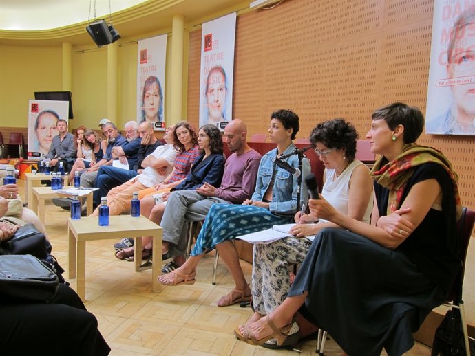 Artistas y creadores del Festival Grec de Barcelona junto al director Ramon Simó