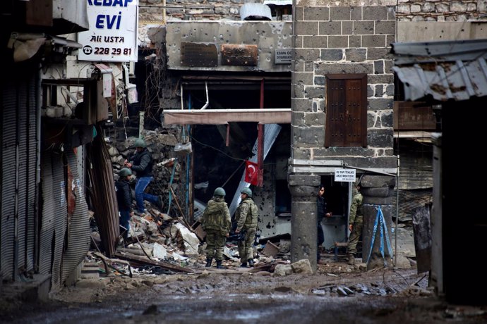 Militares en el distrito de Sur, en Diyarbakir, Turquía.