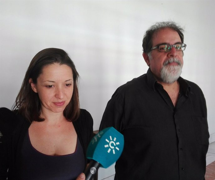 Rocío Medina y Jesús Romero (Podemos), este jueves atienden a los medios
