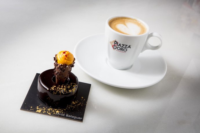 El postre de Oriol Balaguer junto a un café Piazza D'Oro