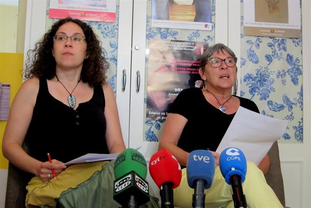 Patricia Velasco (i) junto a Conchi Minayo, presidenta de Adavasymt (d)