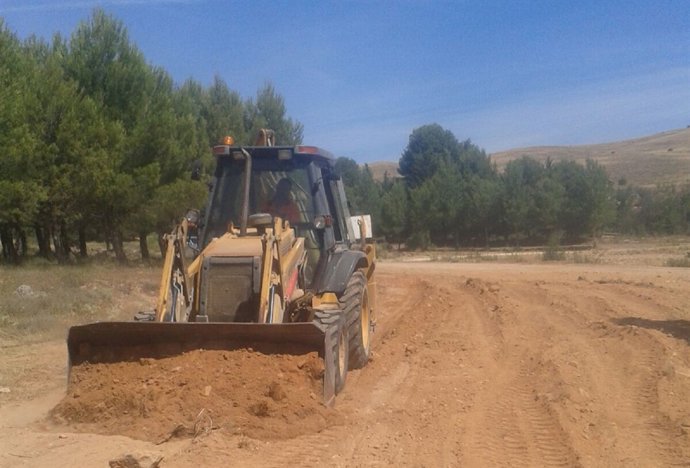 Las máquinas de la DPZ trabajando en un camino en Calatayud