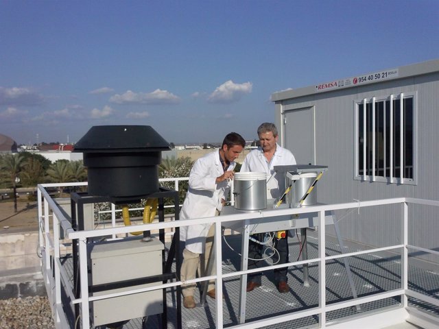 Investigadores de la Universidad de Huelva (UHU) analizan el ozono.