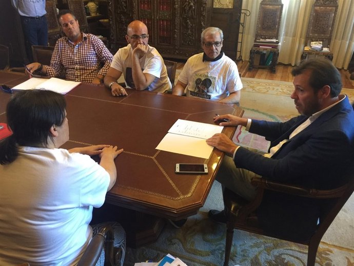 Reunión del alcalde con represntantes del Comité de Empresa de Dulciora