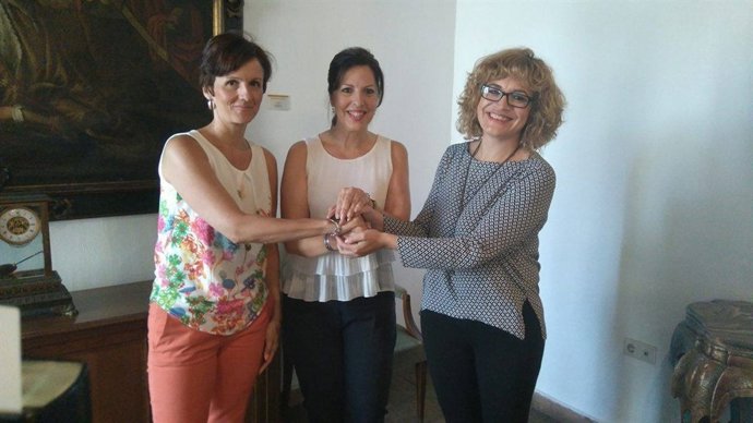 Ruz (dcha.) y Téllez (centro) tras la firma del convenio