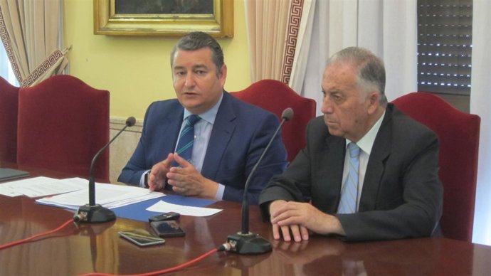 El subdelegado del Gobierno en Huelva, Enrique Pérez Viguera, con Antonio Sanz.