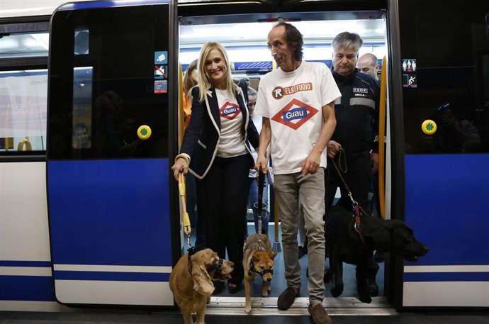 Cifuentes y Nacho Paunero salen de un vagón de Metro con un perro