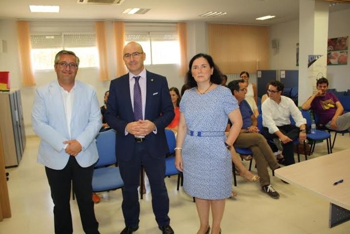 Carmona (centro) con responsables del proyecto lanzadera