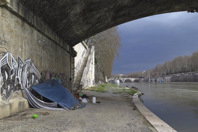 Un sin techo bajo un puente en Roma