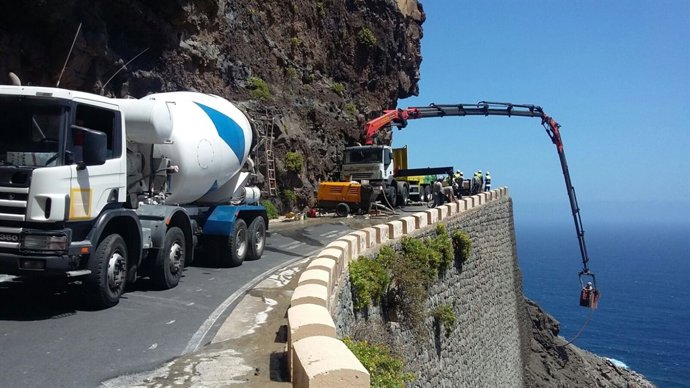 Trabajos en el talud de la carretera de Teno