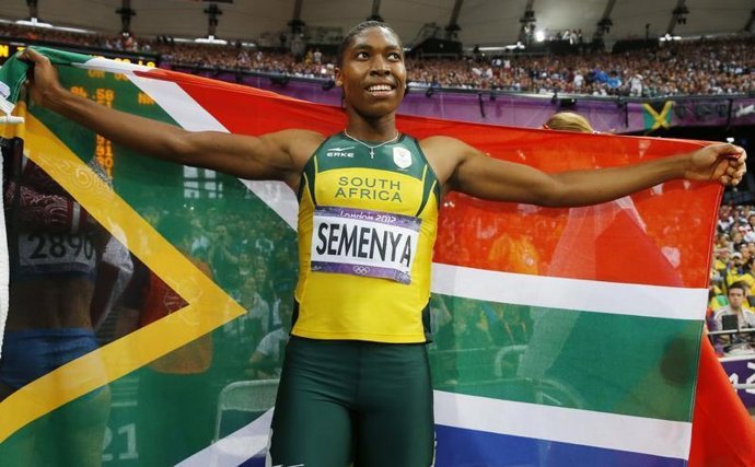La atleta sudafricana Caster Semenya celebra luego de ganar la medalla de plata 