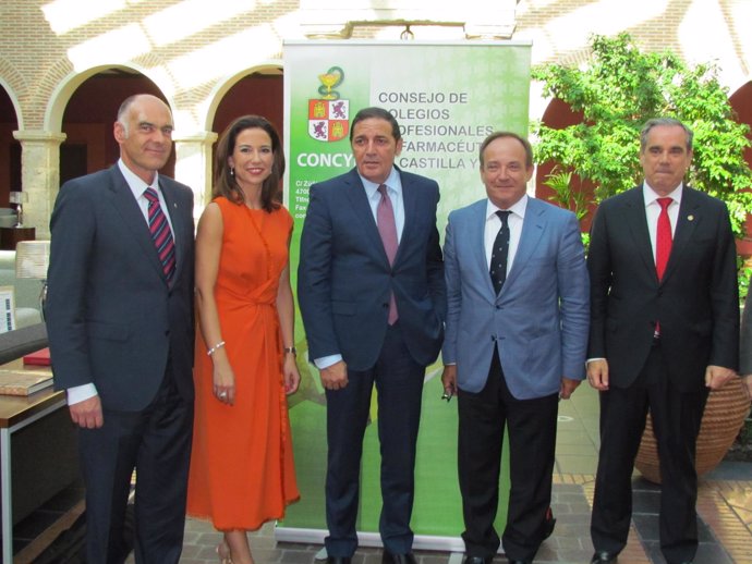 Antonio María Sáez Aguado (centro) con la nueva presidenta 