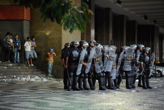 La Policía en las protestas por la subida del precio del autobús en Río