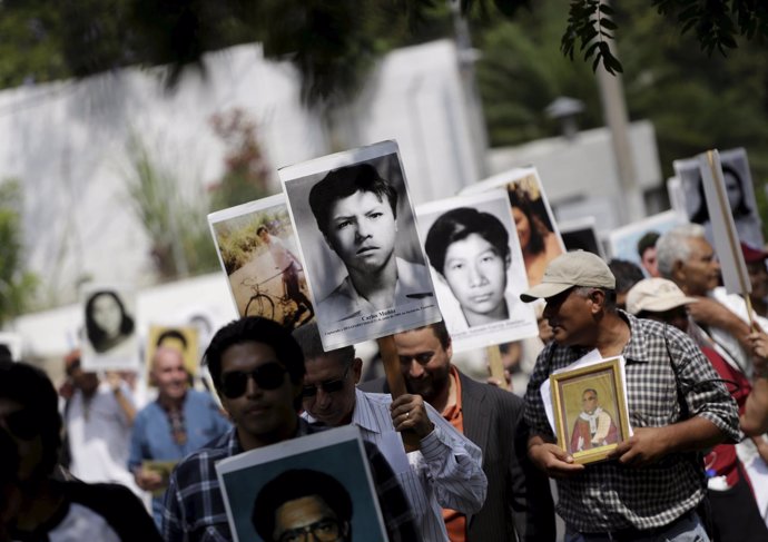 Carteles desaparecidos durante el conflicto de El Salvador