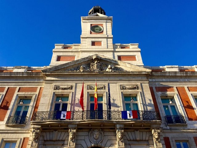La Casa de Correos luce dos banderas de Francia con crespones negros