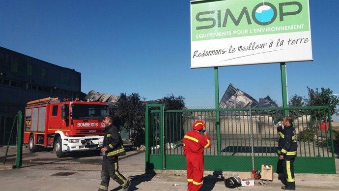 Los bomberos trabajando este viernes en la fábrica