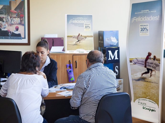 Turistas senior en agencias de viajes