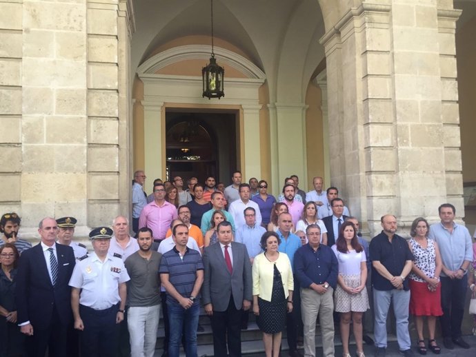 Minuto de silencio ante el Ayuntamiento de Sevilla por el atentado de Niza 