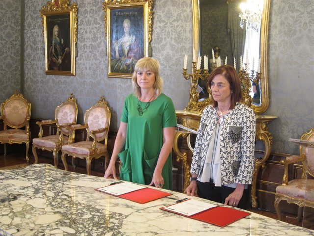 Ana Ollo y Cristina Uriarte firman el convenio para captación de ETB en Navarra.