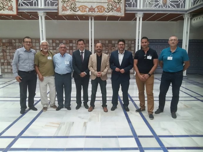 Diputados regionales y nacionales de C's junto con habitantes de Águilas