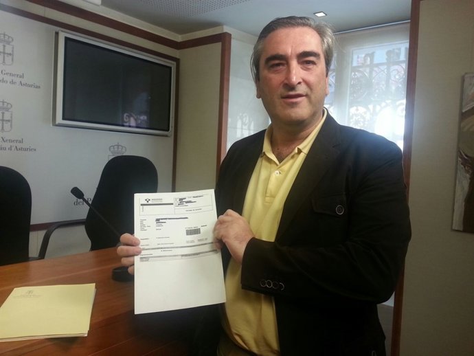 Carlos Suárez muestra una citación aplazada.