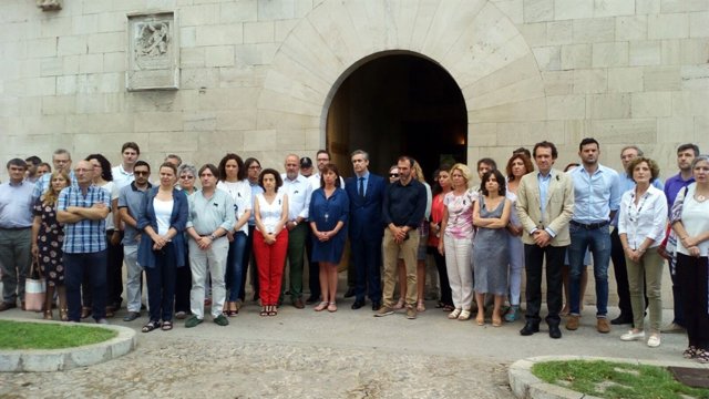 Minuto de silencio ante el Consolat de Mar para condenar el atentado de Niza