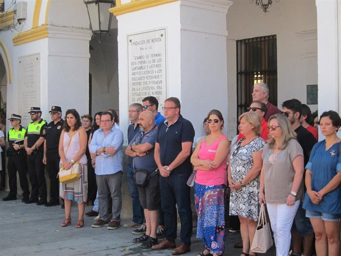 Minuto de silencio a las puertas del Ayuntamiento de Mérida