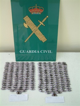 Bellotas de hachís confiscadas al detenido. 