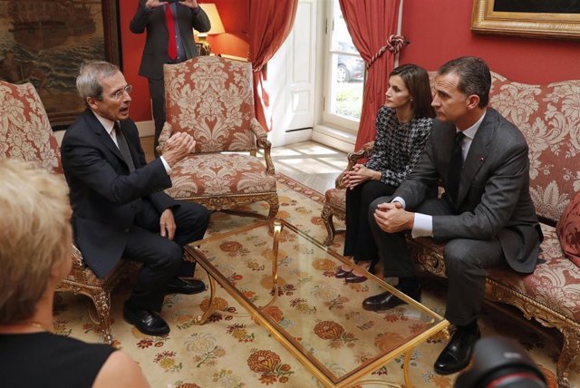 Los Reyes han acudido este mediodía a la residencia del embajador francés