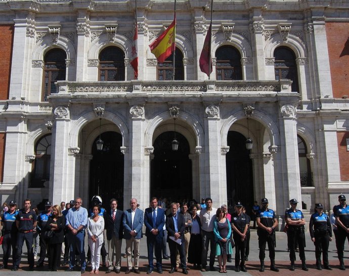 Minuto de silencio ante las puertas del Ayuntamiento de Valladolid