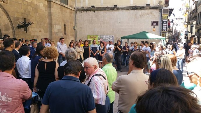 Un centenar de leridanos secundan la concentración por el atentado de Niza