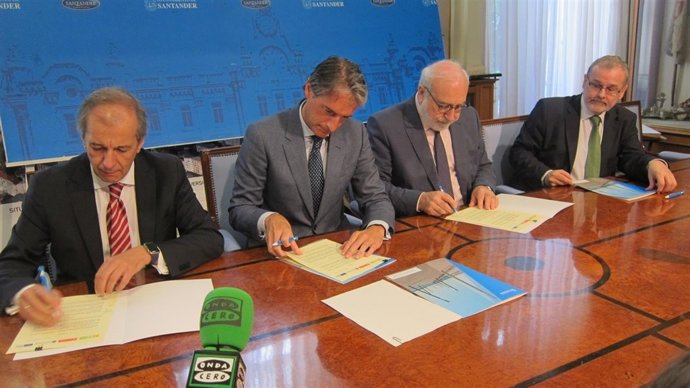 Firma de los convenios en el Ayuntamiento de Santander