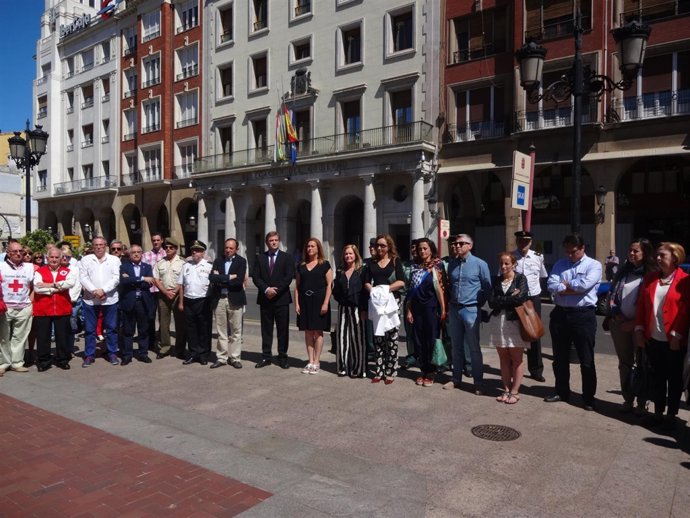 MINUTO DE SILENCIO FRENTE A LA DELEGACIÓN DE GOBIERNO