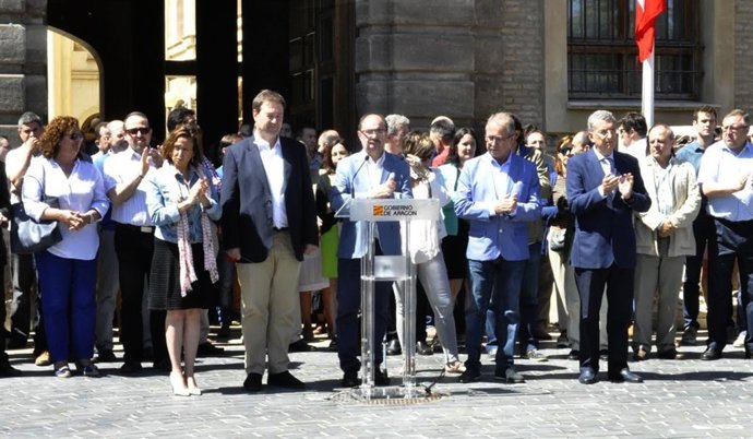 Minuto de silencio en la sede del Gobierno de Aragón.