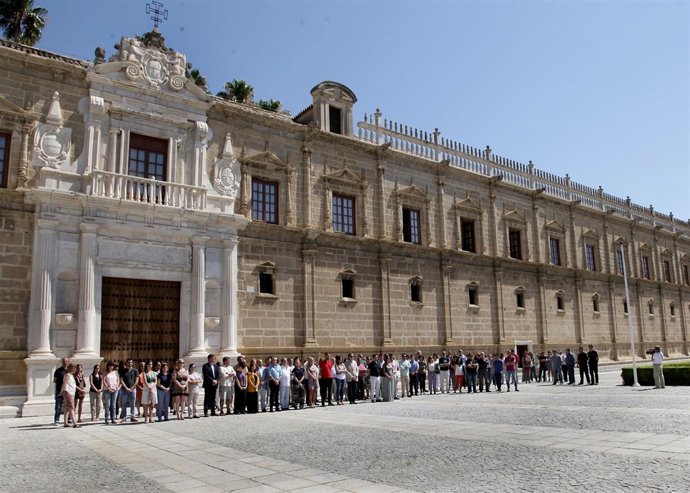 Minuto de silencio ante la sede del Parlamento andaluz por el atentado de Niza