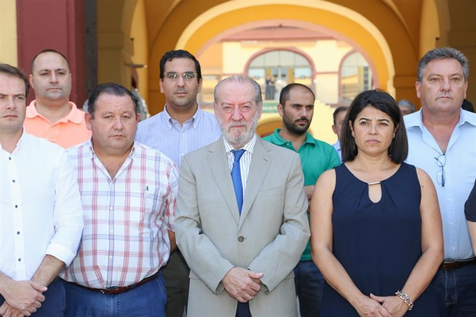 Minuto de silencio con el presidente de la FAMP, Fernando Rodríguez Villalobos