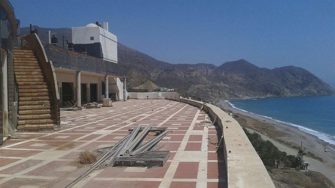 Estado a día de hoy de una de las terrazas del hotel del Algarrobico