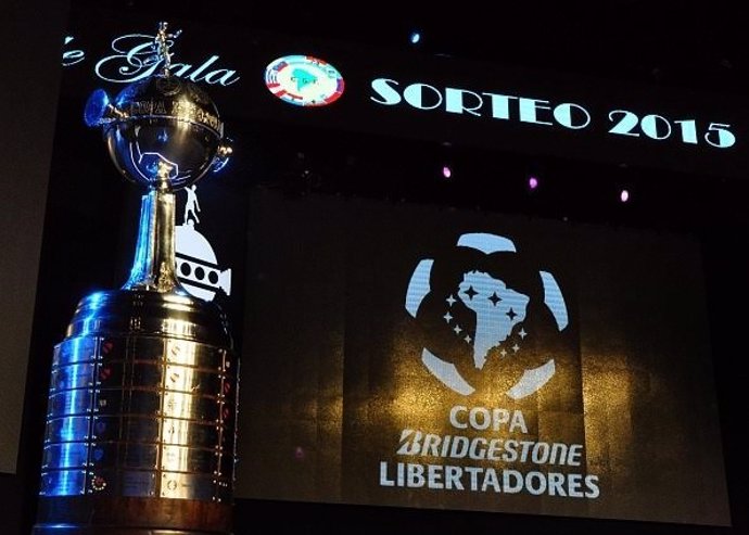Partial view of the stage and the Copa Libertadores trophy just before the start