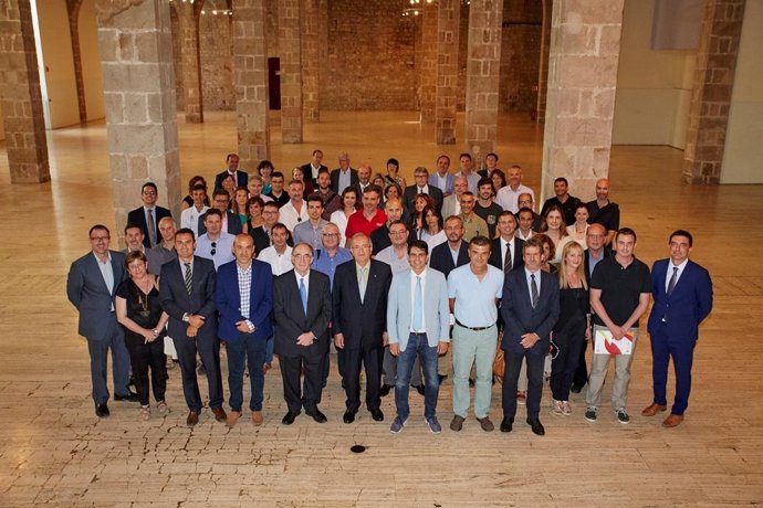 El presidente de Pimec, Josep González, junto a las 49 empresas del programa.