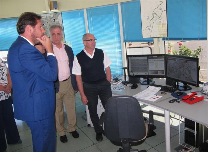 El alcalde de Valladolid en el centro de control de Auvasa