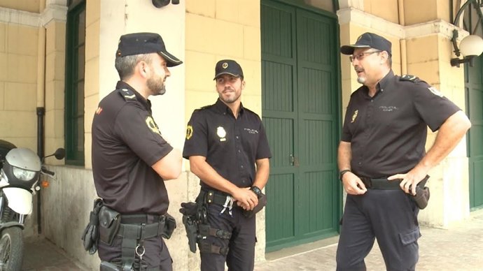Policías que trasladaron al bebé hallado en un contenedor en Valencia