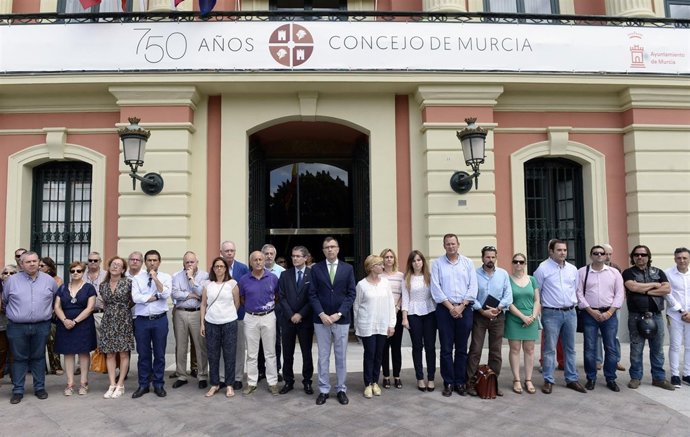 Minuto de silencio a las puertas del Ayuntamiento de Murcia por atentado Niza