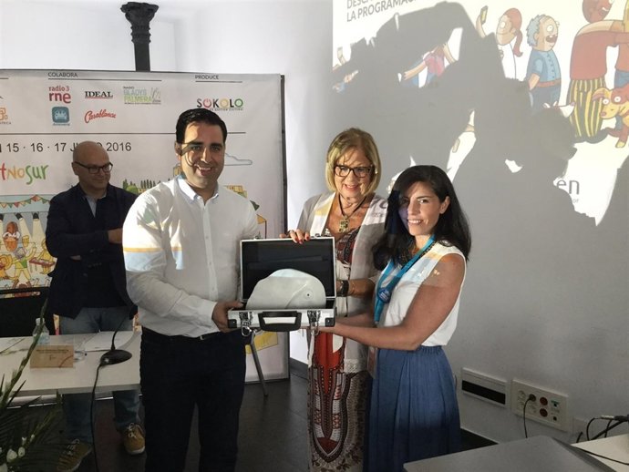 De la Calle entrega el premio Etnosur a Acnur